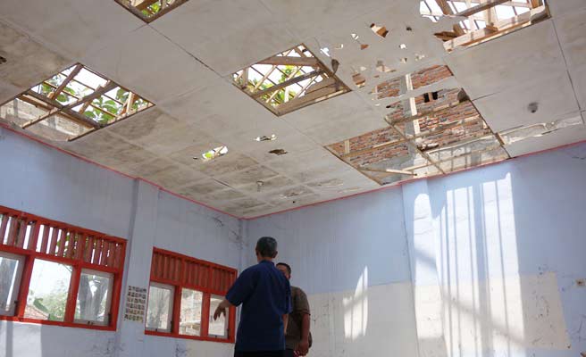 Atap ruangan sekolah yang ambruk.