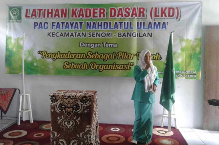 Umi Kulsum, Ketua Fatayat Tuban saat memberikan pemaparan. foto: ahmad/ BANGSAONLINE