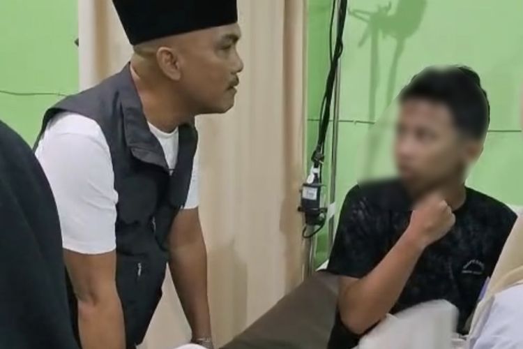 Satgas MBG Bangkalan saat menjenguk salah satu siswa yang dirawat yang diduga akibat keracunan MBG