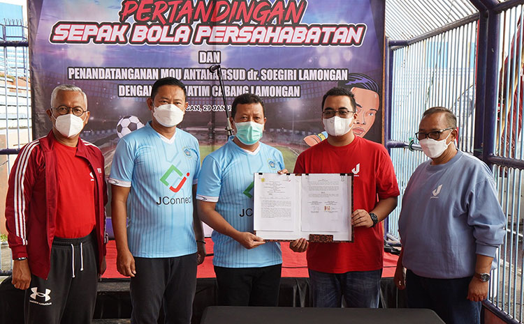 Pihak Bank Jatim bersama Pemkab Lamongan menunjukkan dokumen perjanjian kerja sama yang sudah ditandatangani.
