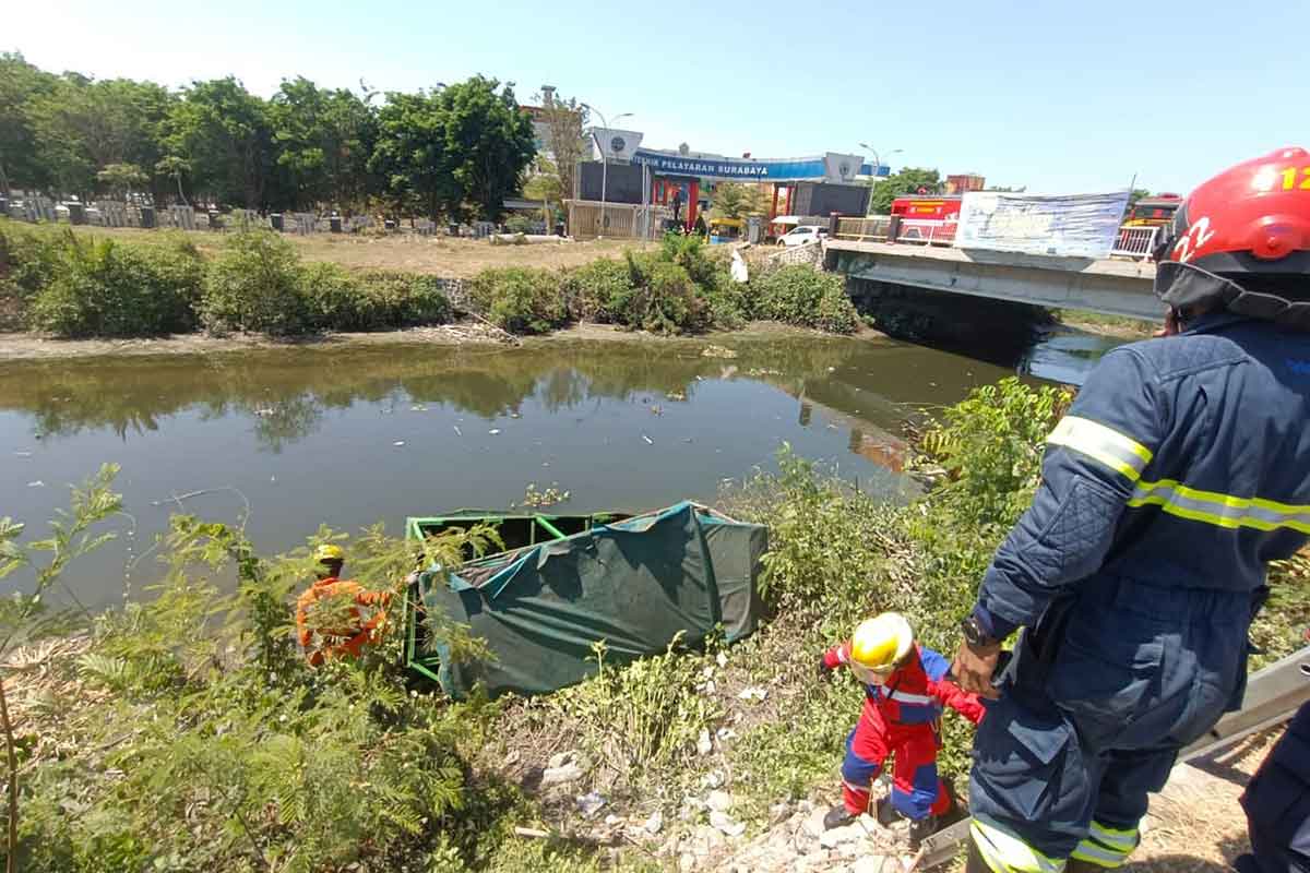 Odong-odong yang tercebur di Sungai Gunung Anyar saat dievakuasi oleh BPBD Kota Surabaya dan Polrestabes Surabaya.
