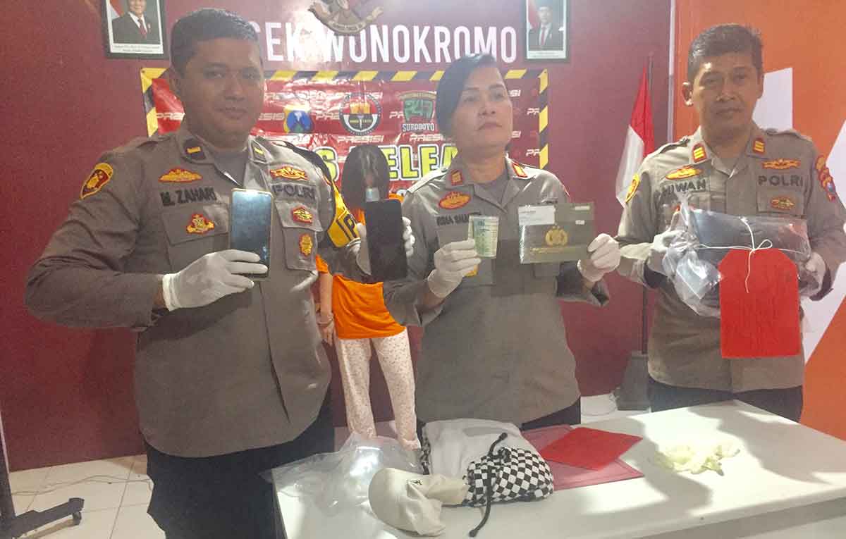 Polisi saat menggelar konferensi pers terkait curamor atau pencurian kendaraan bermotor di Mapolsek Wonokromo.