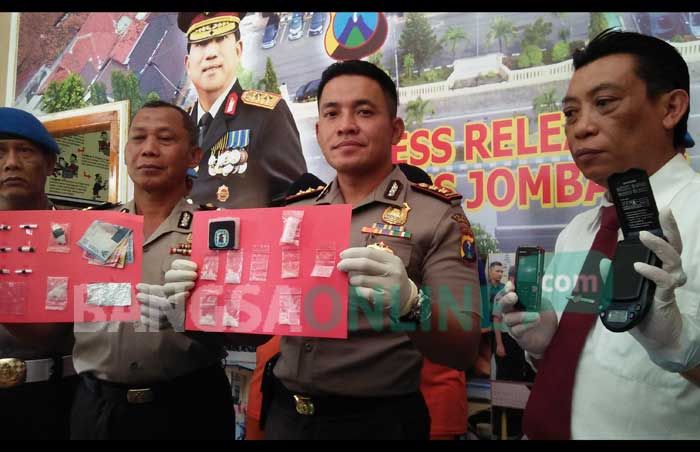 Kapolres Jombang, AKBP Agung Marlianto (tengah) saat rilis kasus narkoba, Senin (24/7/2017). foto: ROMZA/ BANGSAONLINE