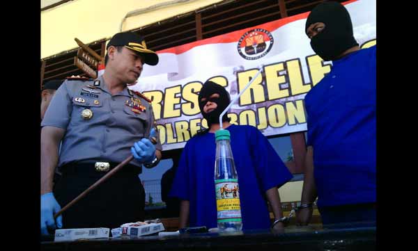 SABU. Dua pelaku pengguna sabu-sabu saat dirilis di Mapolres Bojonegoro, Senin (6/7). Foto: Eky nurhadi/BANGSAONLINE