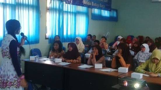 TEBAR SEMANGAT – Kirana Kejora (berdiri) berbagi kiat menulis cerpen kepada peserta Workshop dan Lomba Menulis Cerpen yang digelar KNPI Sidoarjo, di aula Perpustakaan Sidoarjo, Jumat (24/10/2014). foto: musta’in/BangsaOnline
