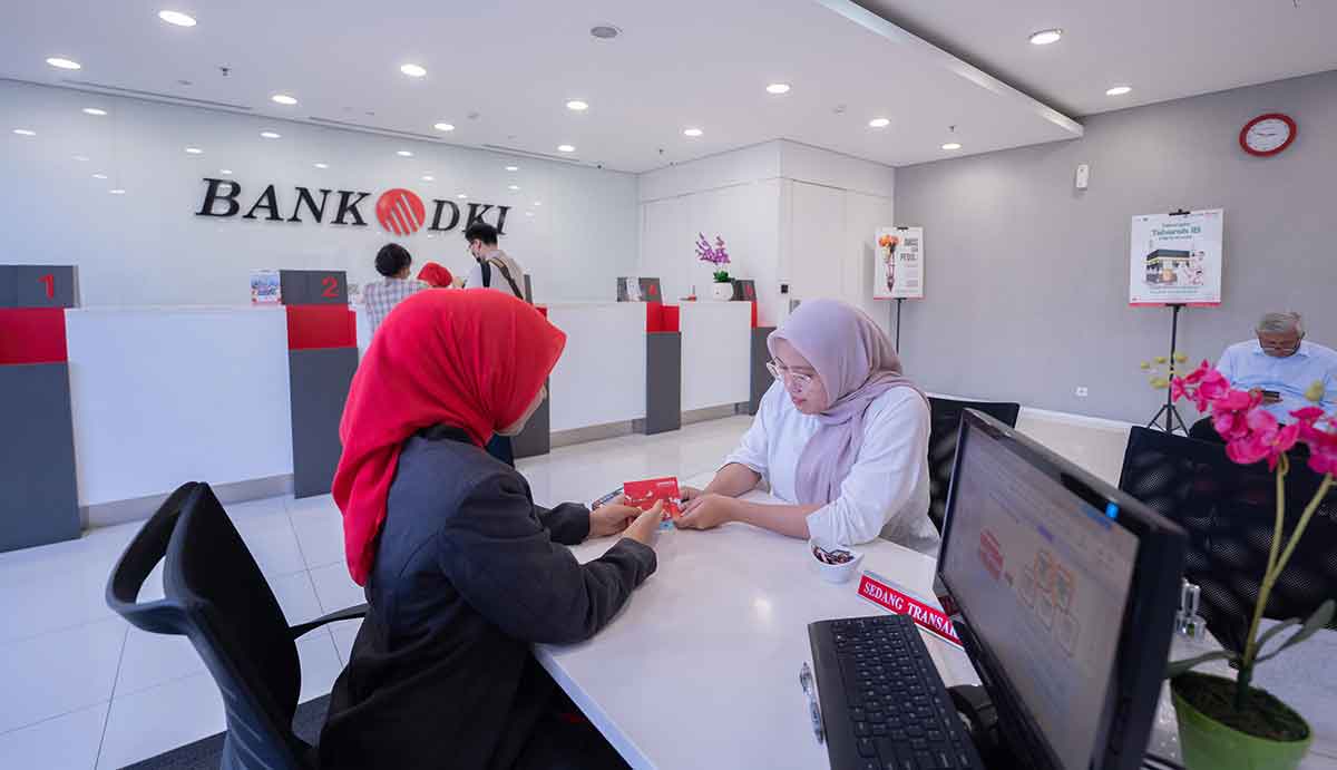 Pelayanan nasabah Bank DKI.