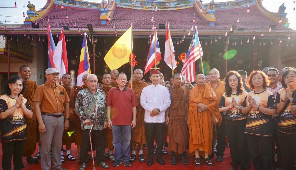 Wakil Wali Kota Pasuruan ketika melepas keberangkatan rombongan Walk for Peace 2026.


