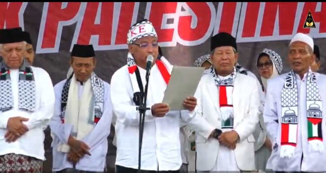 KH Fahmi Amrullah Hadzik (Gus Fahmi) didampingi (KH Abdul Hakim Mahfudz (Gus Kikin), KH Ahmad Musta