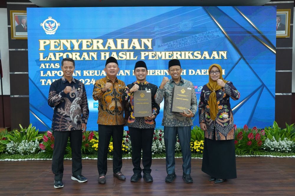 Wali Kota Pasuruan, Adi Wibowo saat menerima LHP LKPD