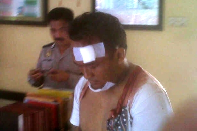 BABAK BELUR - Tersangka saat diamankan di Polsek Tulangan. (foto: agus hp/BANGSAONLINE)