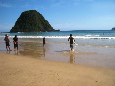 Wisatawan sedang menikmati indahnya pemandangan pantai Pulau Merah.foto:franciscus wawan slamet/BANGSAONLINE