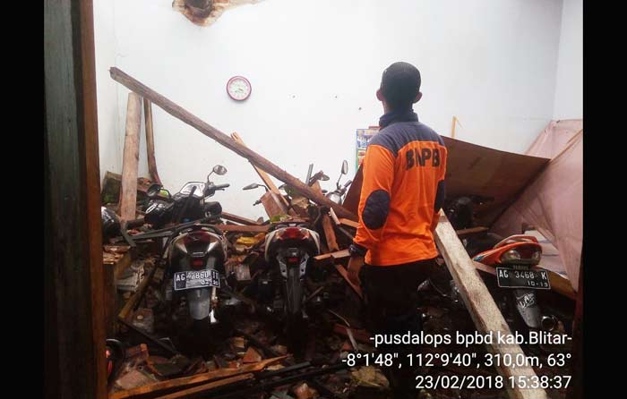 Empat sepeda motor milik keluarga korban juga tertimpa reruntuhan rumah.