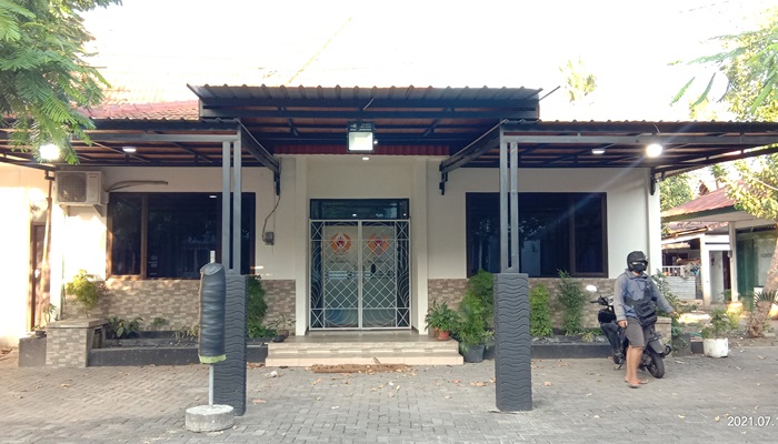 Kantor KONI Kabupaten Situbondo yang di-lockdown.