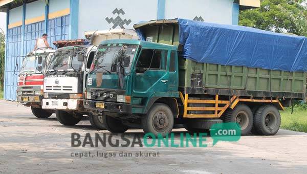 ILEGAL: Tiga dari tujuh truk tronton yang mengangkut pasir ilegal diamankan di kantor Jembatan Timbangan, Kecamatan Baureno. Foto: eky nurhadi/ BANGSAONLINE
