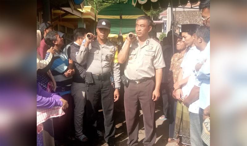 Kapolsek Junrejo AKP Setyo Krestianto ikut mengantarkan jenazah salah satu tokoh masyarakat Junrejo.
