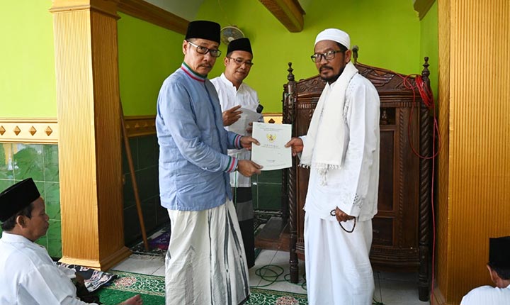 Penyerahan sertifikat wakaf Masjid Darul Muttaqin di Dusun Mandaran, Desa Puger Wetan, Kecamatan Puger, Jember.