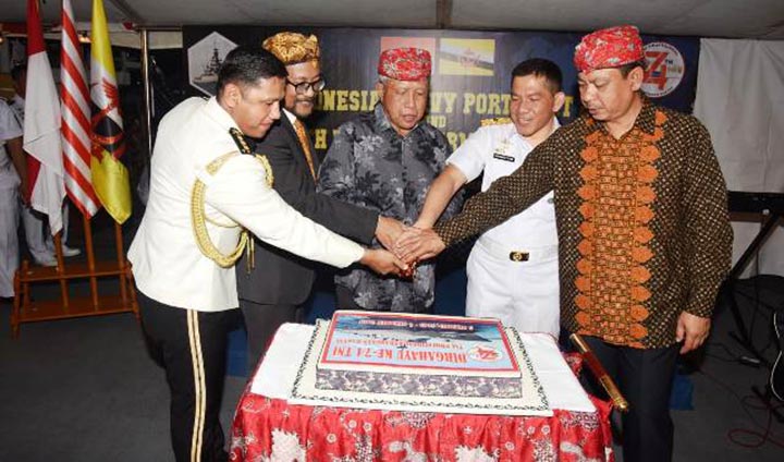 Pemotongan kue ulang tahun untuk memperingati HUT TNI ke-74.