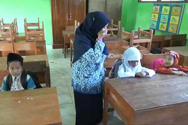 Tiga siswa baru yang ada di SDN Sukosari.