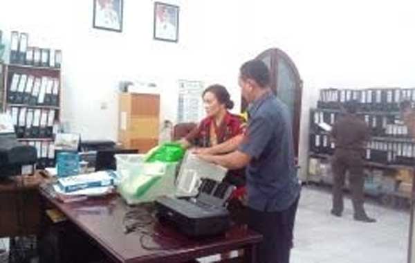 Kejaksaan saat menggeledah kantor PDAU Sidoarjo.
