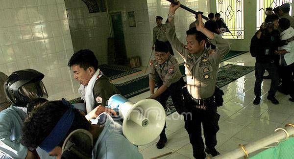 Polisi pukuli mahasiswa di musalla karena demo menolak kedatangan Jokowi di Pekanbaru Riau. Foto: jpnn