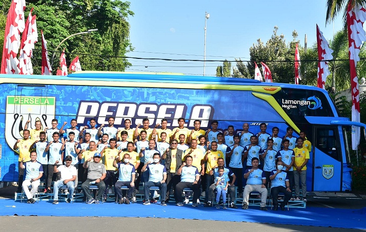Bupati Yuhronur foto bersama pemain dan official Persela.