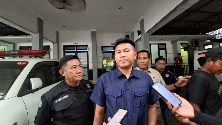 Kasat Reskrim Polres Jombang, AKP Margono Suhendra saat memberikan keterangan di RSUD Jombang