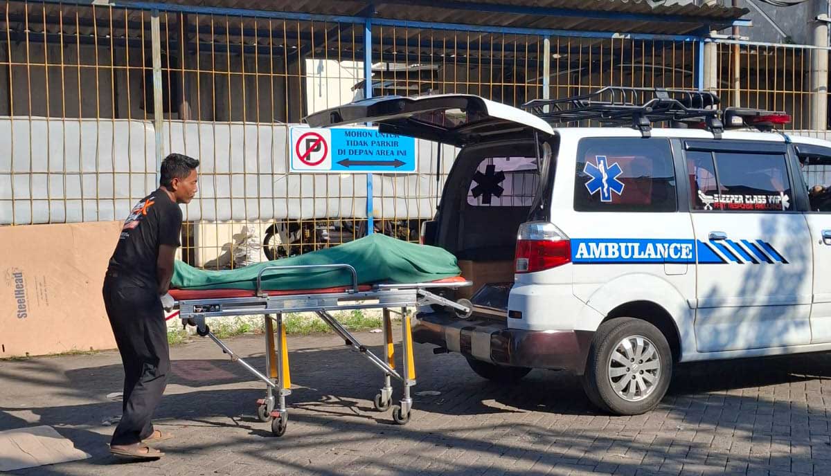 Evakuasi sopir truk dari Tasikmalaya, Jawa Barat, yang meninggal dunia di Sidoarjo, Jawa Timur.