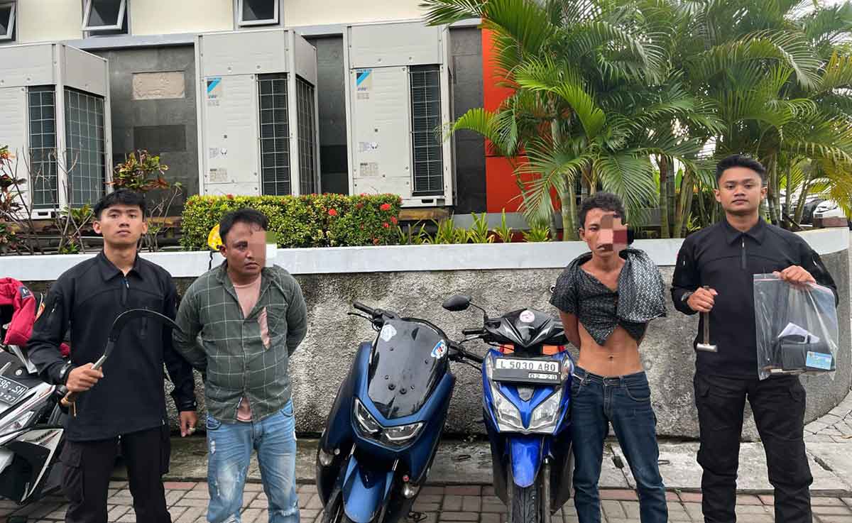 Petugas dari Polres Gresik saat ekspose kedua pelaku curanmor. Foto: Ist