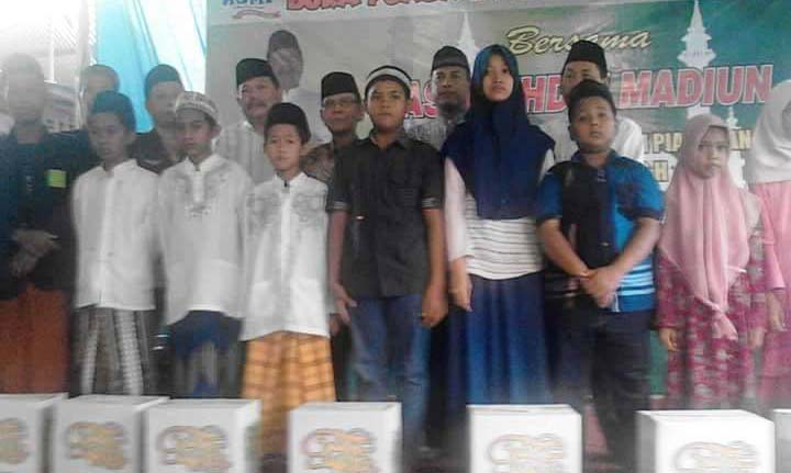 Suryo Bintoro bersama jajaran Muspida Kabupaten Magetan serta anak yatim yang menerima santunan berupa paket lebaran dan uang tunai. Foto: nanang/BANGSAONLINE