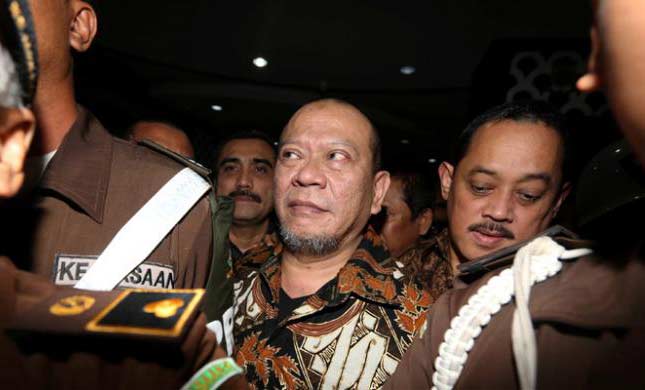 Ketua Kadin Jawa Timur dan sekaligus Ketua Umum PSSI La Nyalla Mattalitti saat tiba di Kejagung, Jakarta dua hari lalu. foto: kompas