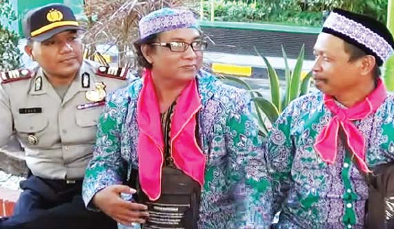 Calon haji waria (tengah) berbincang dengan calon haji dalam kloter 58 di Asrama Haji Surabaya. foto: RUSMIYANTO/ BANGSAONLINE