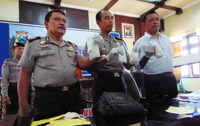 Kapolres Blitar AKBP Slamet Waloya menunjukan ribuan pil koplo yang ditemukan di masjid Kelurahan Kalipang. foto: tri susanto/ BANGSAONLINE
