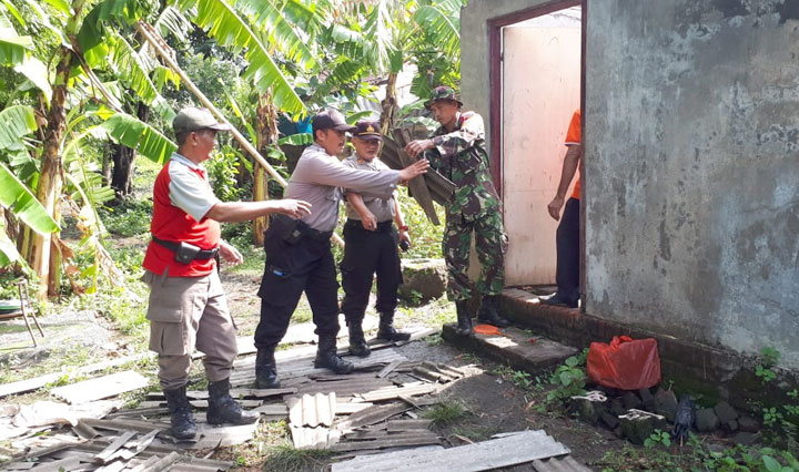 Forkopimka Krembung bahu membahu membersihkan puing-puing rumah warga yang rusak akibat diterjang angin.