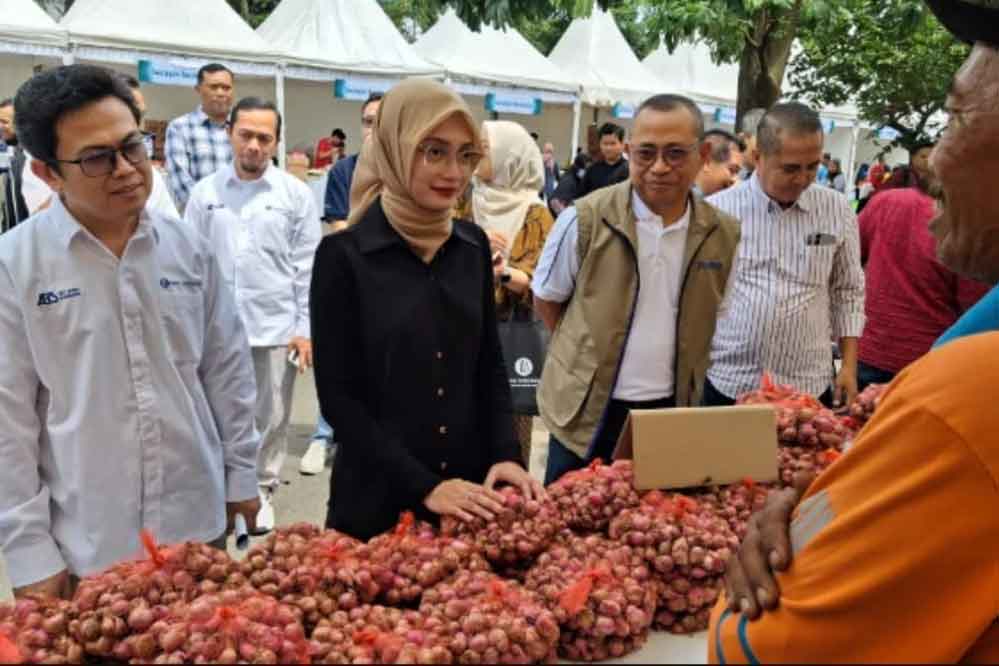 Kepala Perwakilan Bank Indonesia Kediri, Yayat Cadarajat (kiri) bersama Wali Kota Kediri Vinanda Prameswati saat meninjau salah satu stan. (Ist)
