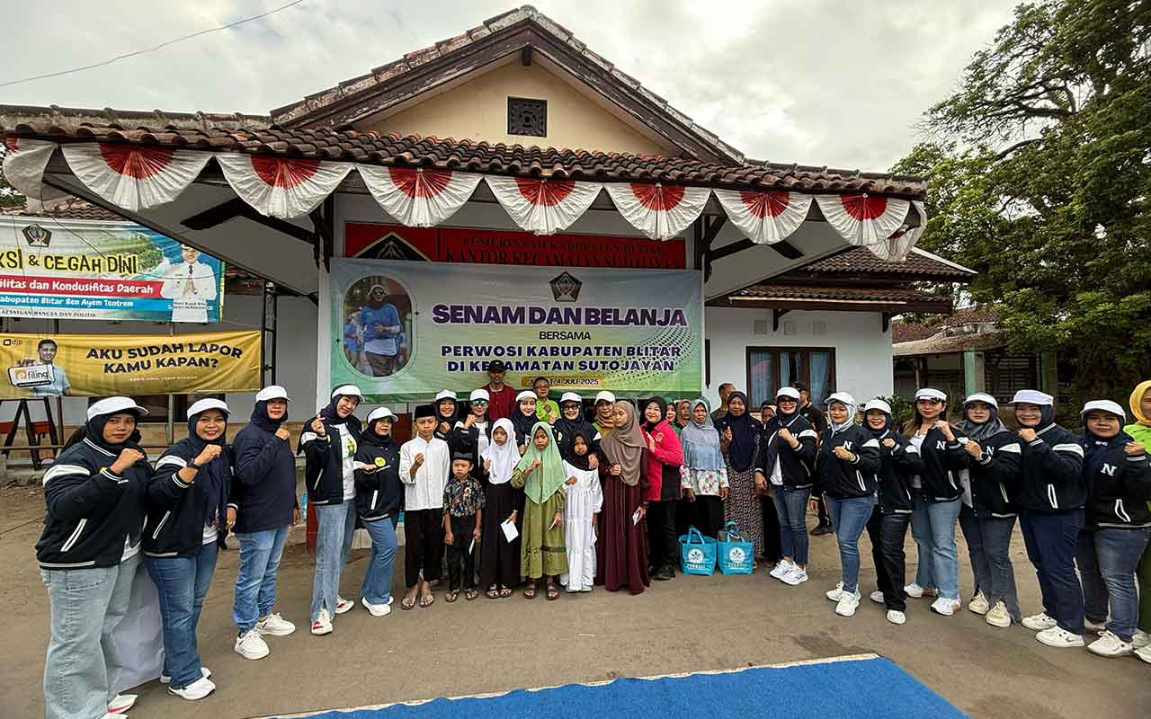 Hidupkan Perekonomian Rakyat, PERWOSI Blitar Gelar Senam dan Belanja di Pasar Tradisional