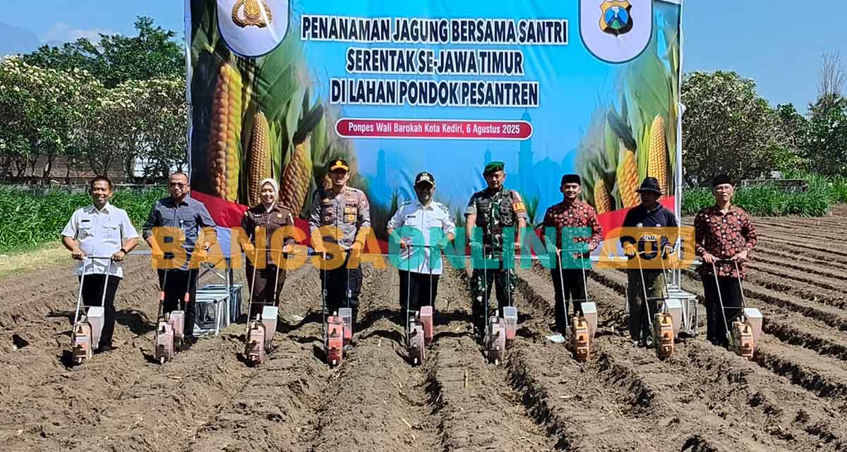 Wakil Wali Kota Kediri bersama perwakilan Forkopimda saat mengikuti penanaman jagung. Foto: MUJI HARJITA/BANGSAONLINE