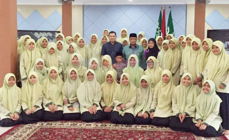 Salah satu foto KH Said Aqil Siradj dengan Hary Tanoesoedibyo bersama puluhan santri yang diasuhnya di pesantren Al-Tsaqofah. Foto: tweeter
