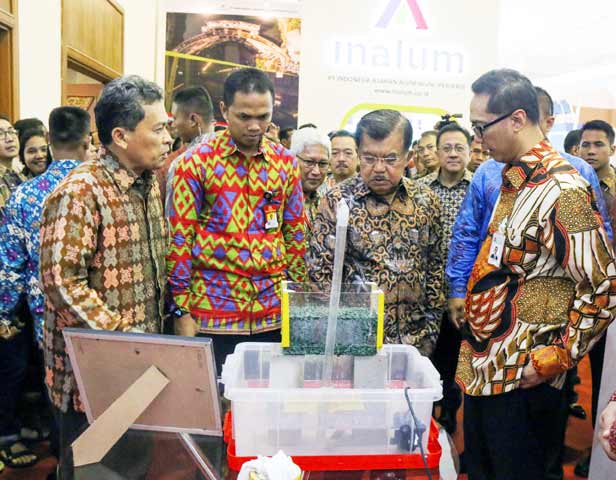 ?Dirut PT Semen Indonesia, Rizkan Chandra ketika mendampingi Wapres, Jusuf Kalla saat IBD expo.syuhud/BANGSAONLINE.