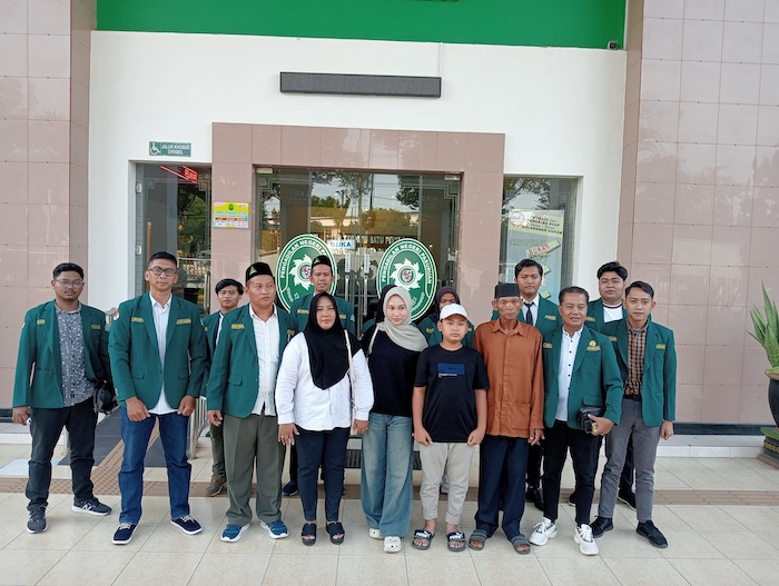 Ahmad Soim bersama keluarga korban dan jajaran LPBH PC Ansor Bangil.