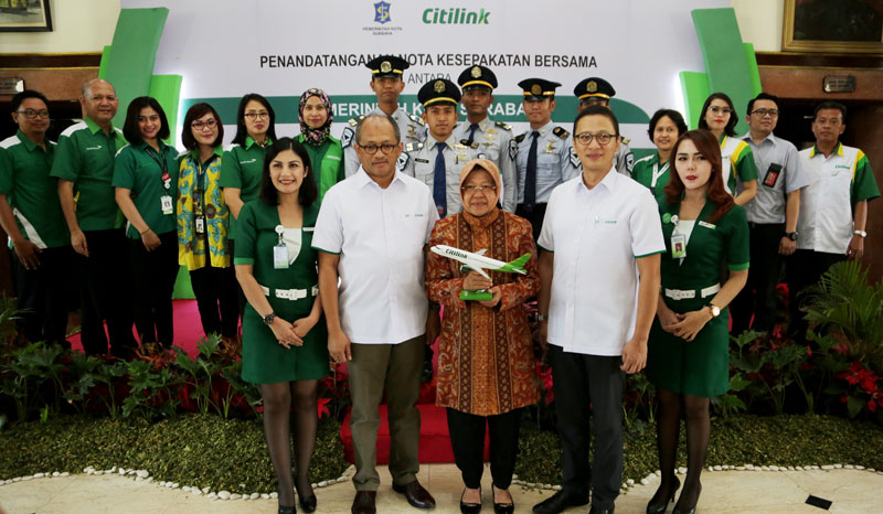 Wali Kota Surabaya Risma foto bersama jajaran Citilink usai penandatangan MoU.