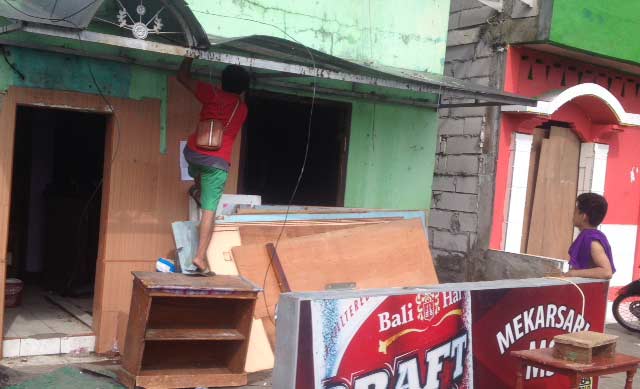 BERSIAP: Warga Kalijodo tampak membongkar sendiri bangunannya. foto: rakisa/ BANGSAONLINE