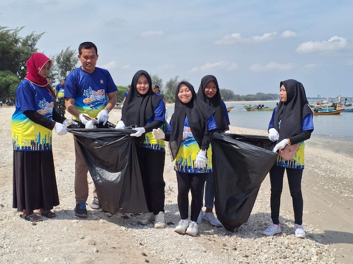 Peserta kegiatan bersih-bersih yang digelar PT TPPI di Wisata Pantai Panduri, Desa Tasikharjo.
