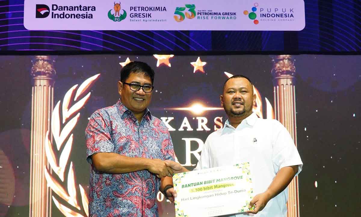 Dirut Petrokimia Raih Penghargaan di Nawakarsa Award Pesona Gresik 2025