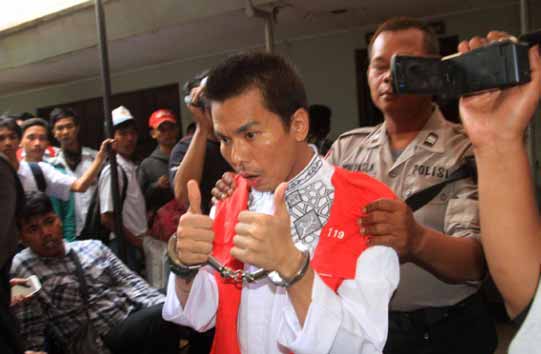 Mucikari artis Robby Abbas usai mengikuti sidang.