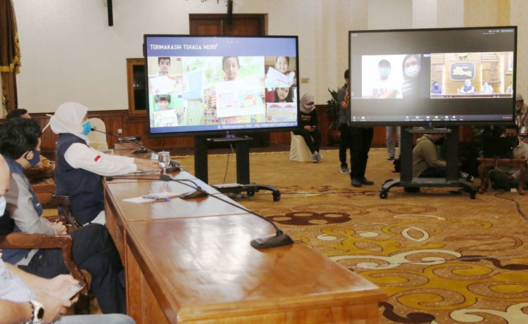 Gubernur Khofifah didampingi Wakil Gubernur Emil Elestianto Dardak, serta Dirut RSUD Dr Soetomo, saat berdialog dengan salah satu pasien yang sembuh dari Covid-19 melalui video conference di Gedung Negara Grahadi.