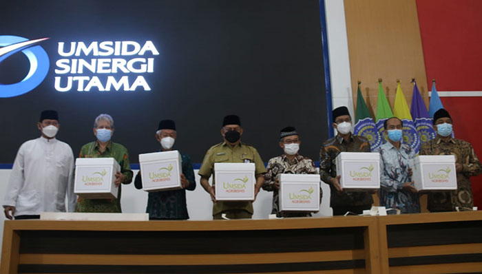 Simbolis ekspor perdana tanaman hias saat launching PT USU, di Kampus 1 Umsida, Selasa (10/5/2022). Foto: Ist