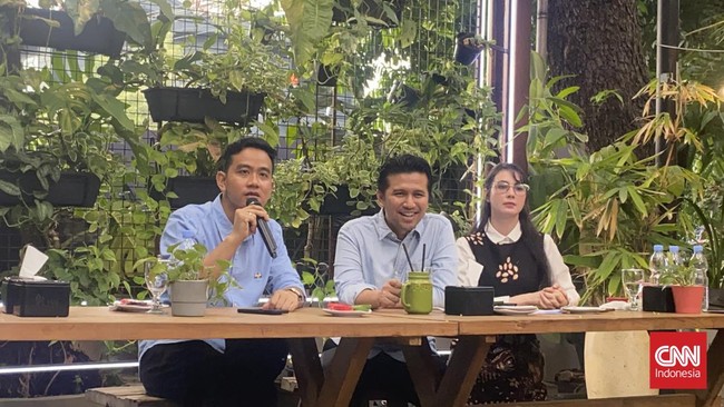 Gibran Rakabuming Raka saat bertemu Emil Elestianto Dardak dan istrinya, Arumi Bachsin. Foto: CNN/Dhio Faiz Syarahil