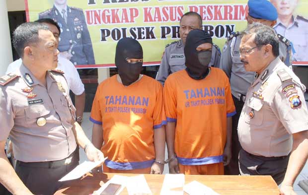 Dua tersangka, pengguna dan pengedar SS ketika diamankan di Polsek Prambon, Polres Sidoarjo Kota.