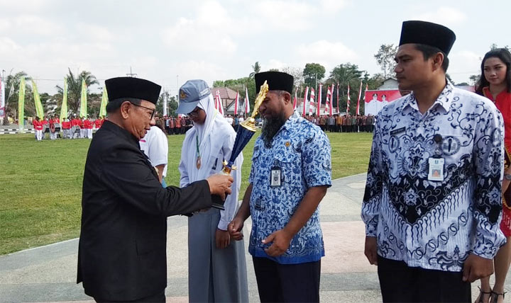 Bupati Blitar, Rijanto juga menyerahkan piala ke sejumlah pelajar yang berprestasi dalam upacara peringatan Hari Sumpah Pemuda ke-91 di Alun-alun Kanigoro, Senin (28/10/2019). 