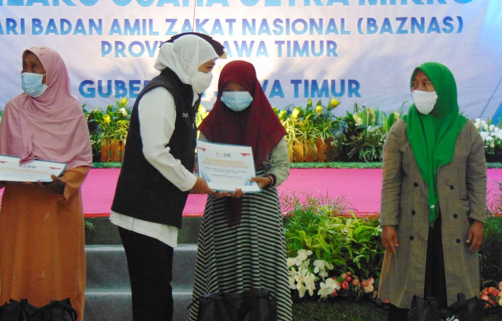 Gubernur Jawa Timur Khofifah Indar Parawansa saat menyerahkan bantuan modal dari Baznas Jatim untuk pelaku usaha ultra mikro di Kabupaten Pamekasan.